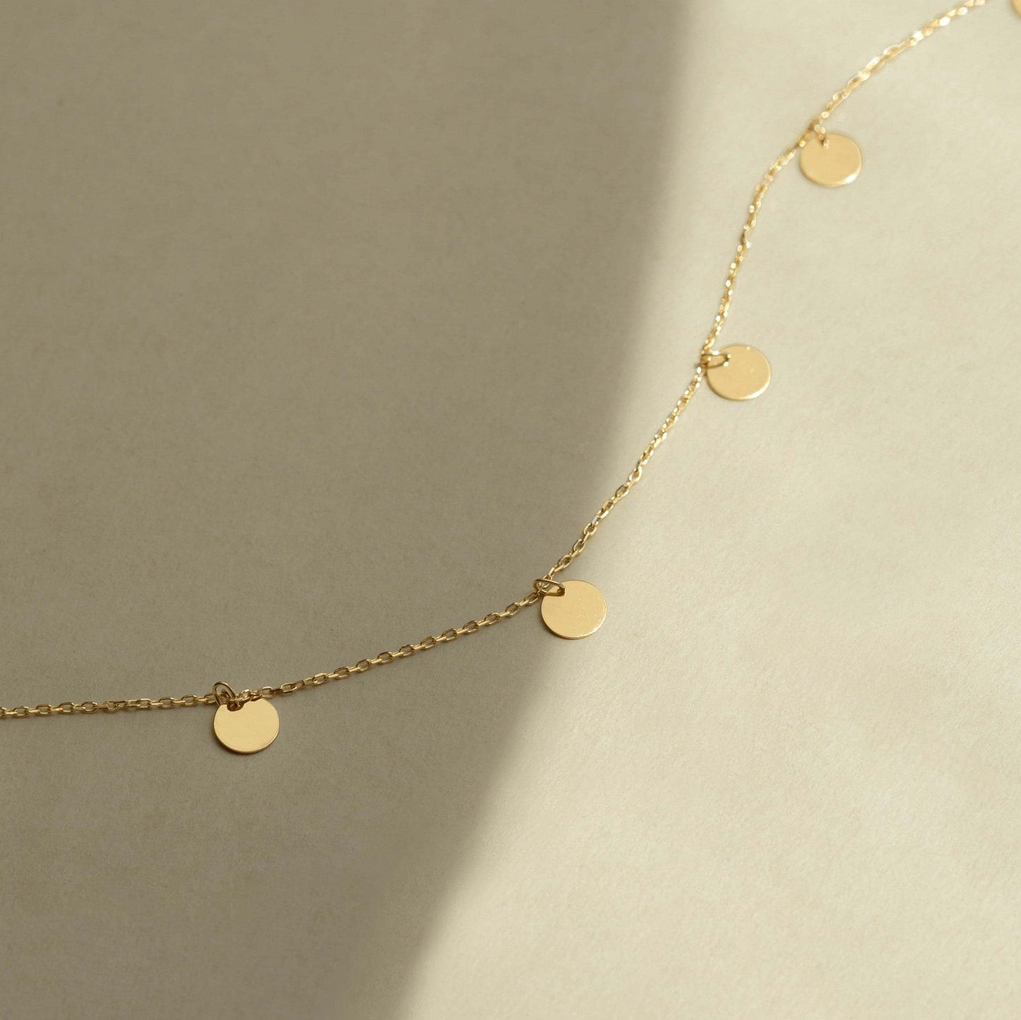 Collier pendentif Disc Station en or 14 carats.