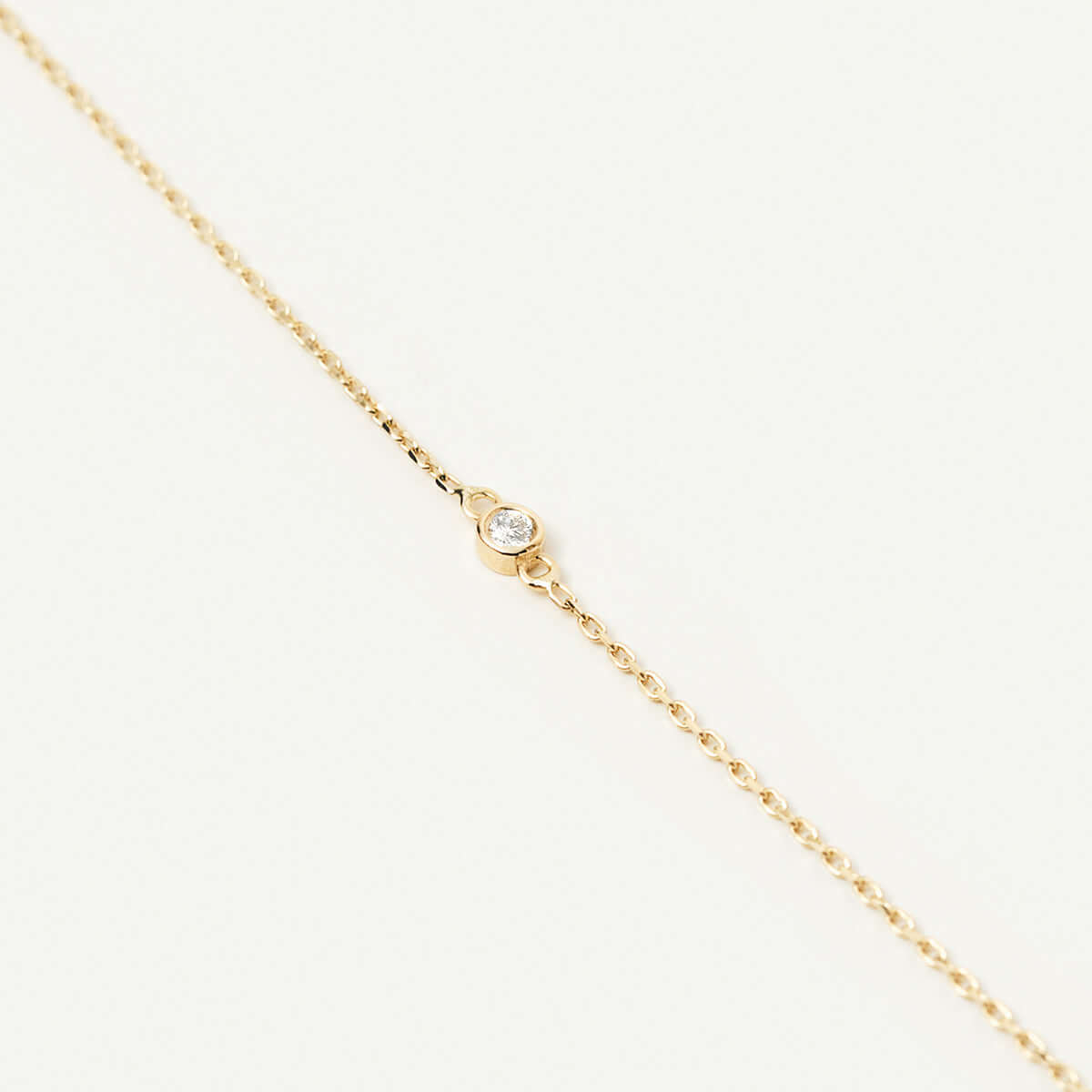 Collier en or 14 carats avec diamant solitaire de 1/10 carat.