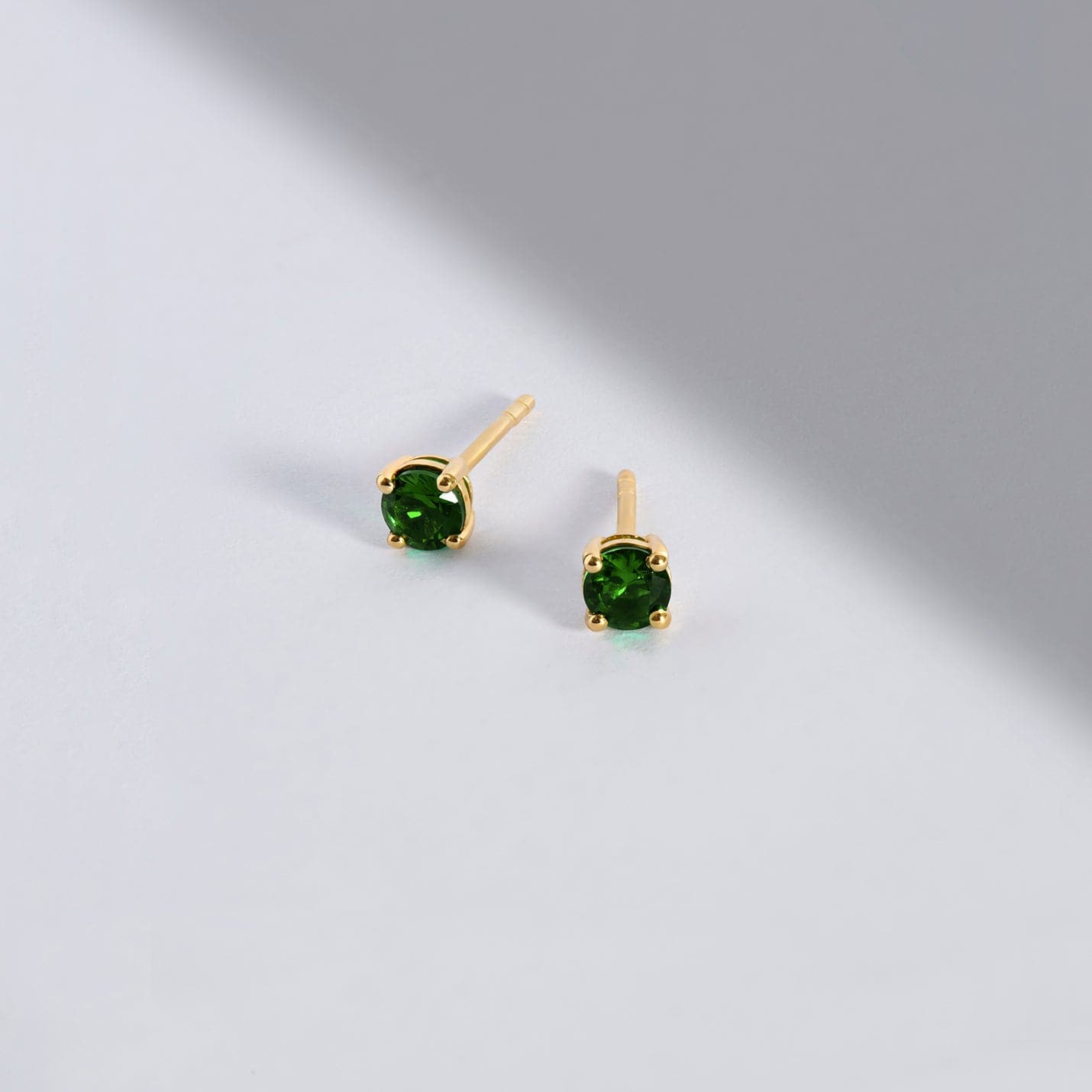 Boucles d'oreilles clous solitaires en émeraude de 3/8 CT. T.W. en or 14 carats.