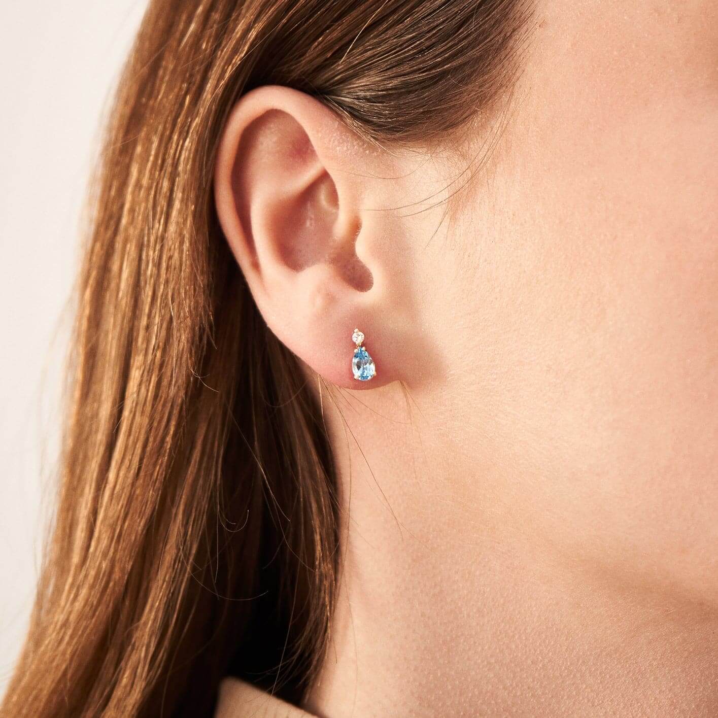 Boucles d'oreilles en or 14 carats avec diamants totalisant 1/20 CT et topazes bleues en forme de poire totalisant 1 CT.