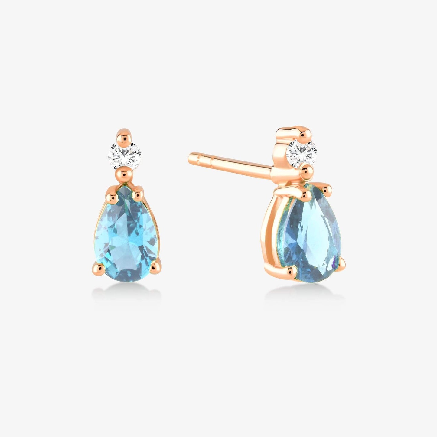 Boucles d'oreilles en or 14 carats avec diamants totalisant 1/20 CT et topazes bleues en forme de poire totalisant 1 CT.