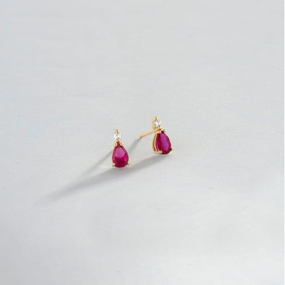 Boucles d'oreilles en or 14 carats serties de 1/20 CT de diamants et de 1 CT de rubis en forme de poire.