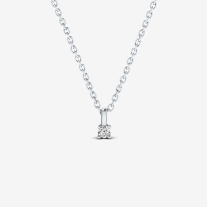 Collier pendentif solitaire en diamant à quatre griffes rondes en or blanc 14 carats.