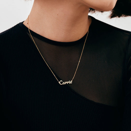 Collier personnalisé avec le nom en police Carrie, en or 14 carats