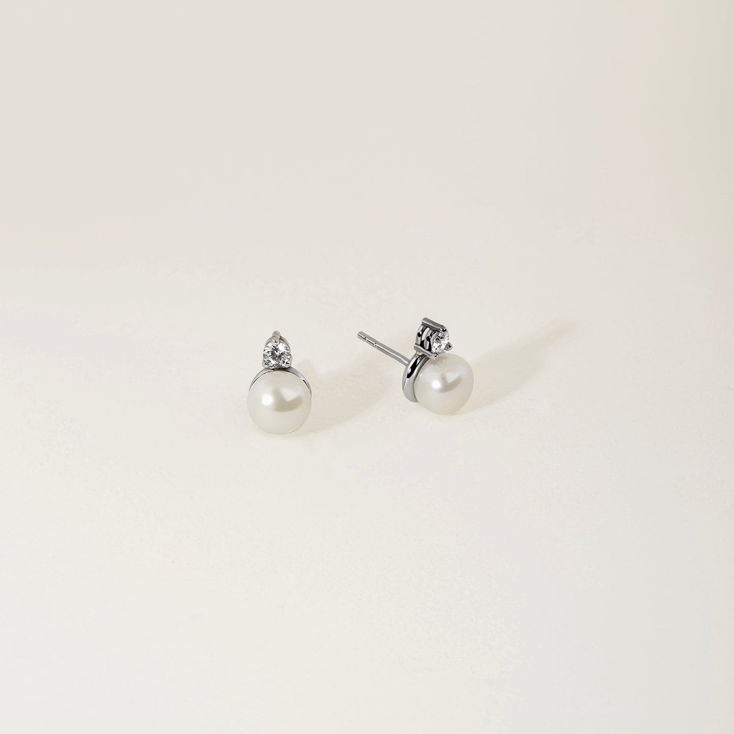 Boucles d'oreilles clou avec perle de culture d'eau douce et diamant en or 14 carats