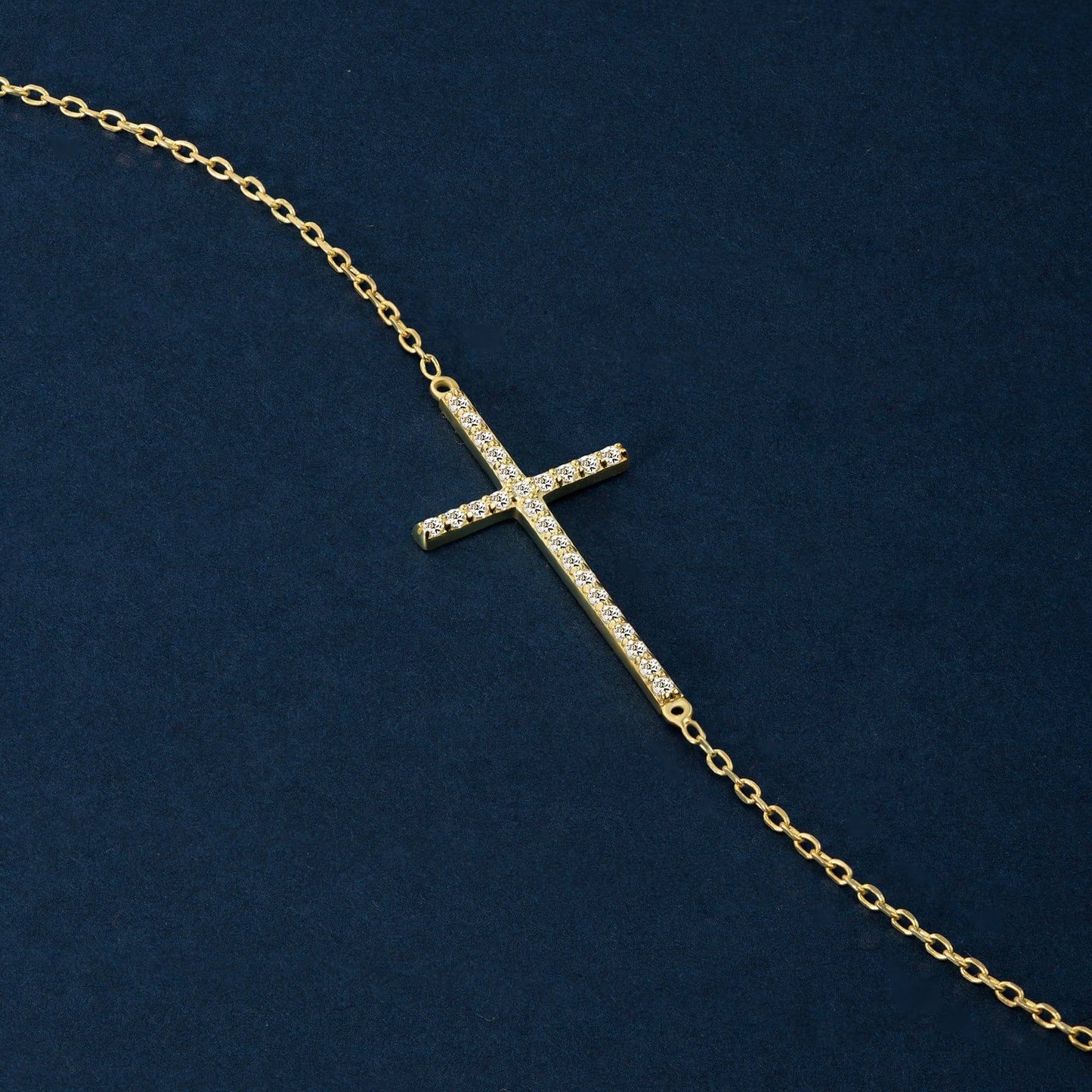 Bracelet croix horizontale pavée de diamants en or 14 carats.