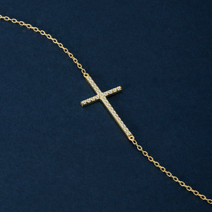 Bracelet croix horizontale pavée de diamants en or 14 carats.