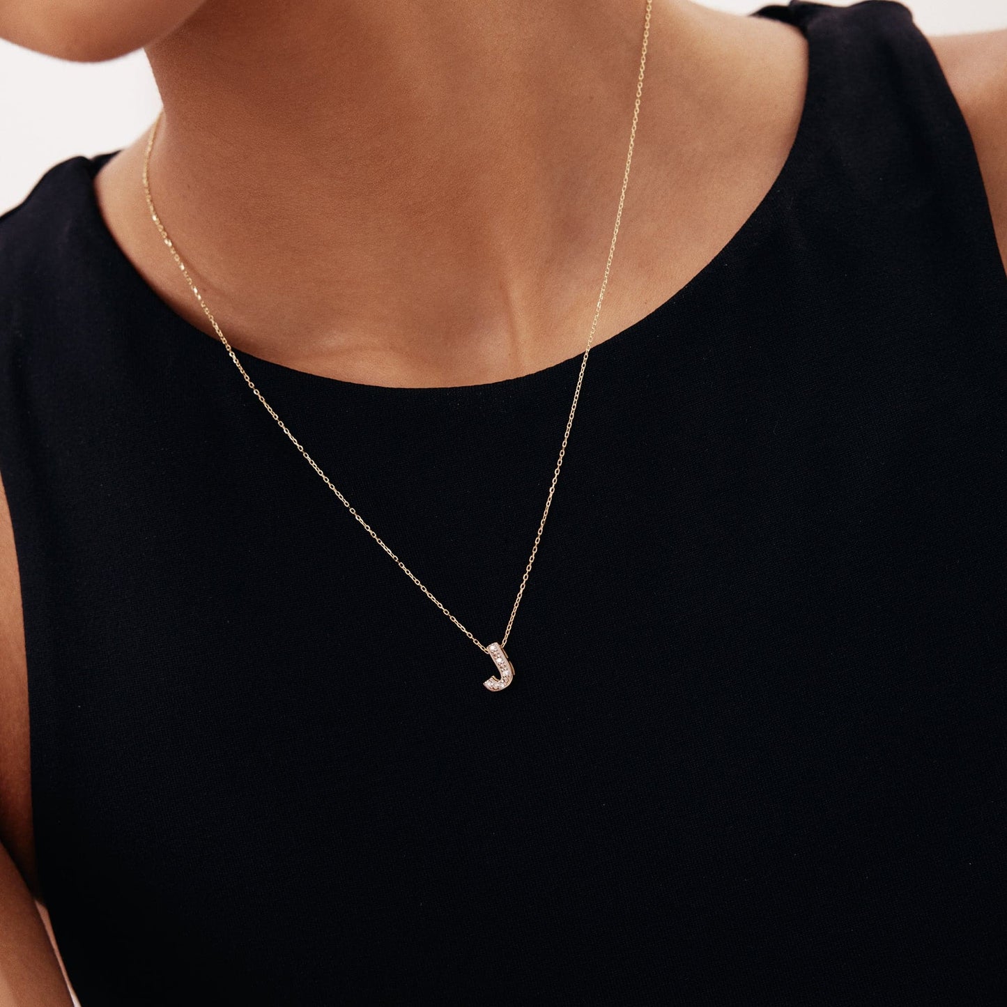 Collier initial audacieux avec un pavage de diamants en or 14 carats