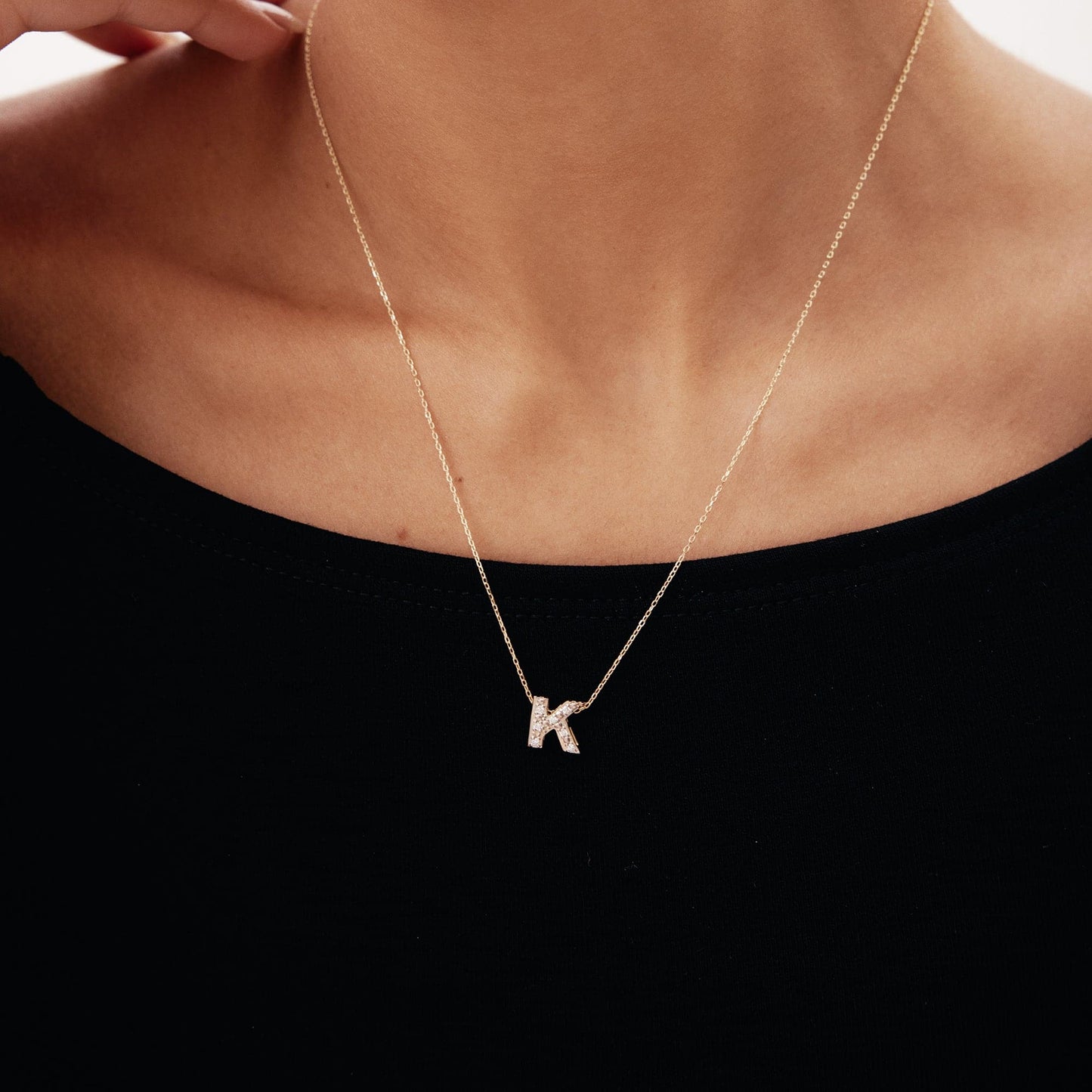 Collier initial audacieux avec un pavage de diamants en or 14 carats