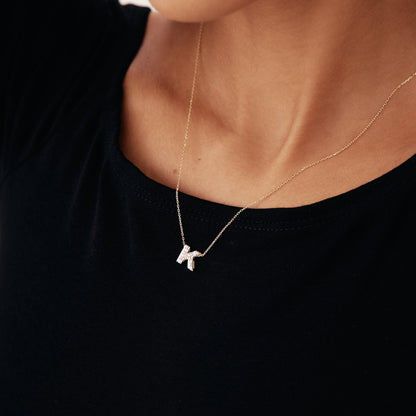 Collier initial audacieux avec un pavage de diamants en or 14 carats