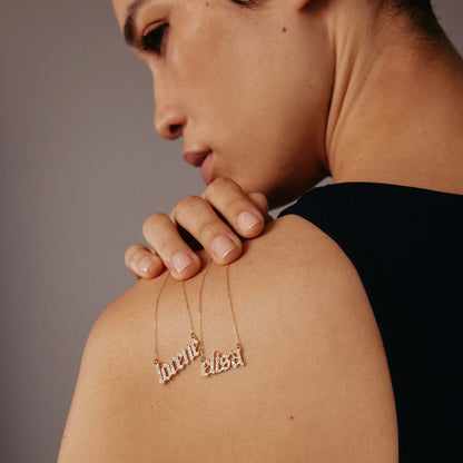 Collier de nom personnalisé en lettres anciennes avec diamant en or 14 carats.