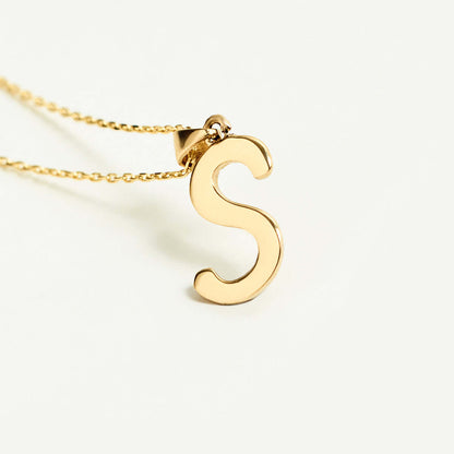 Collier pendentif délicat avec lettre en style script en or 14 carats.