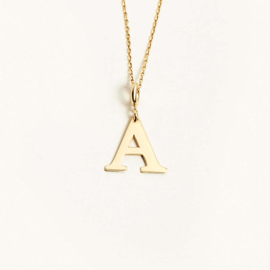 Collier pendentif initial personnalisé en or 14 carats.