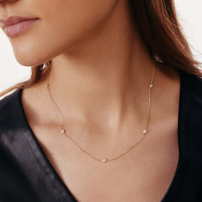 Collier de station en diamant serti sur une lunette en or 14 carats