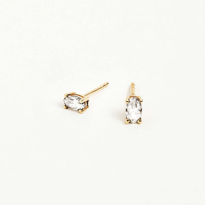 Boucles d'oreilles clous avec pierre de naissance en forme de solitaire ovale en or 14 carats.