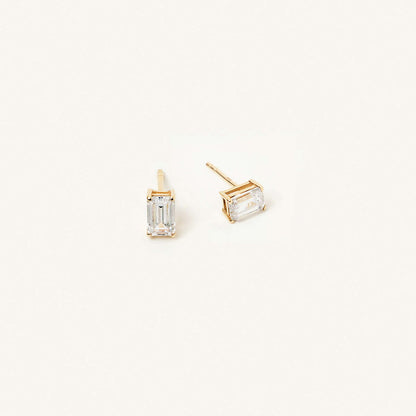 Boucles d'oreilles clou avec pierre de naissance en baguette en or 14 carats.