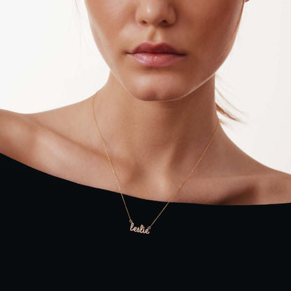 Collier prénom en écriture cursive avec diamant en or 14 carats.