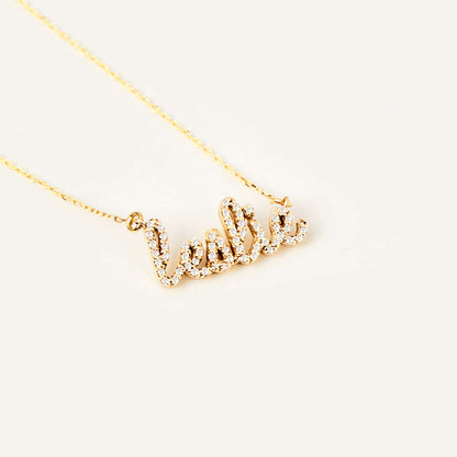 Collier prénom en écriture cursive avec diamant en or 14 carats.