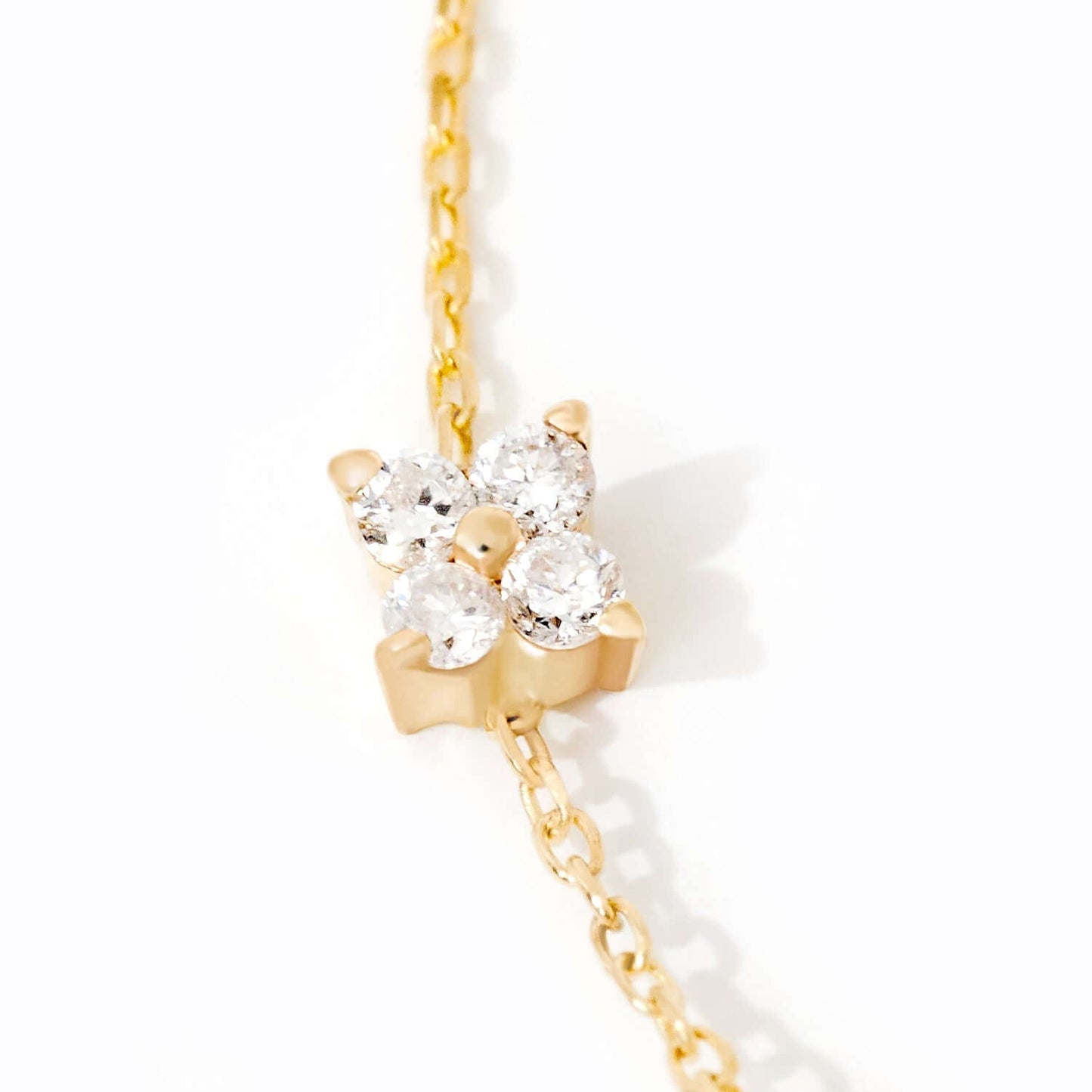 Collier prénom diamant avec fleur en or massif 14 carats