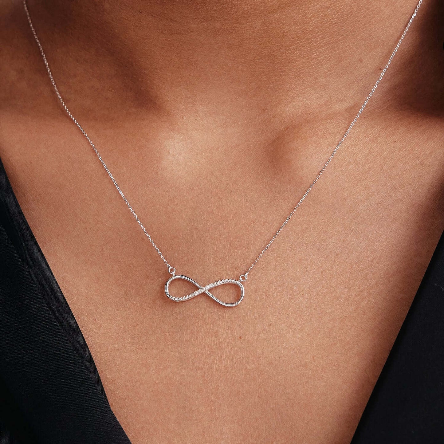 Collier Infinity en or blanc 14 carats avec diamants