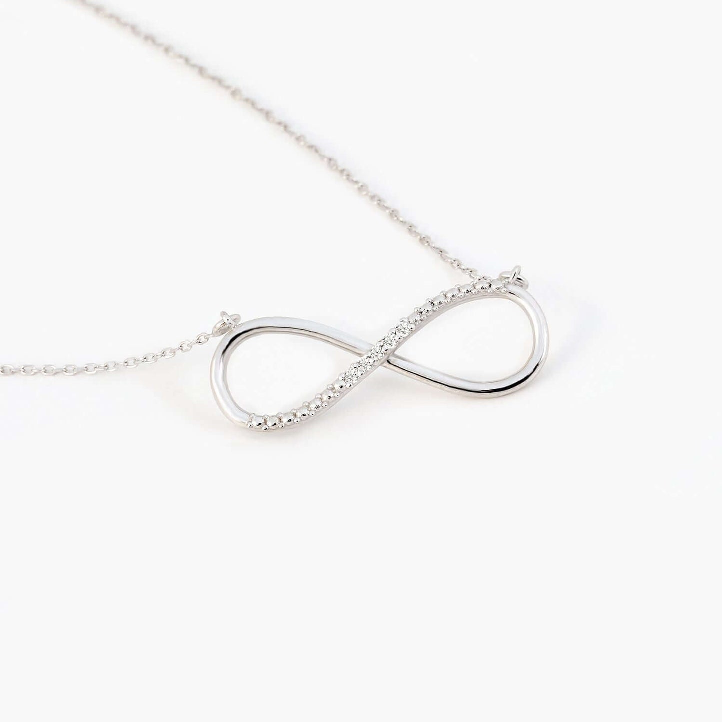 Collier Infinity en or blanc 14 carats avec diamants