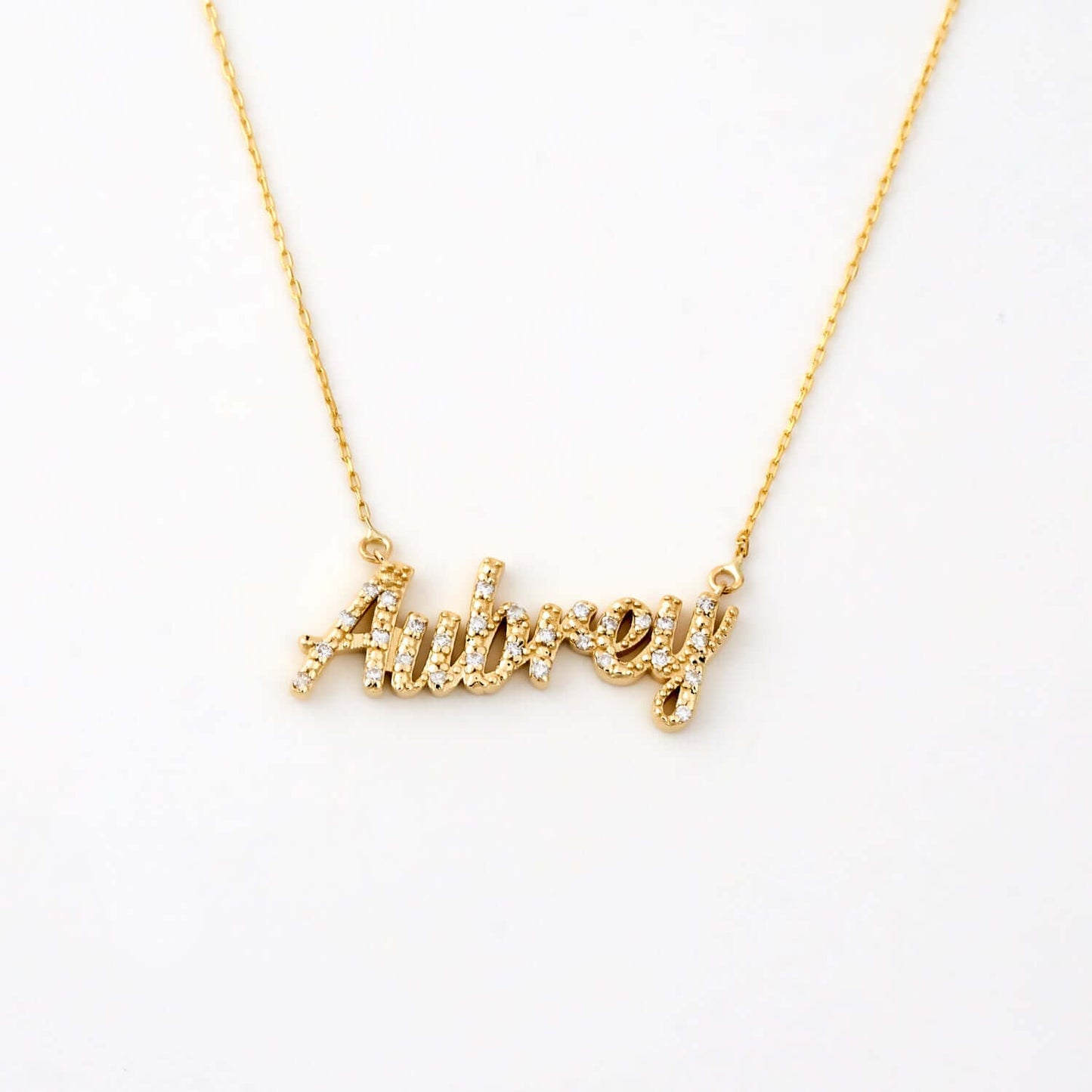 Collier avec nom en lettres cursives en or massif 14 carats