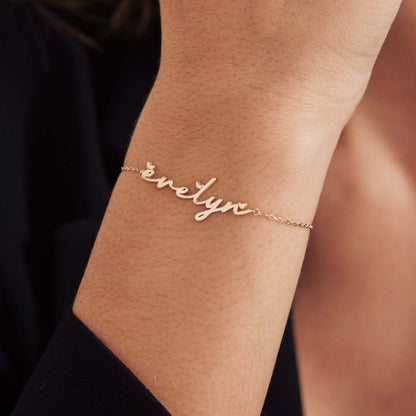 Bracelet avec nom en cursive et cœurs en or massif 14 carats