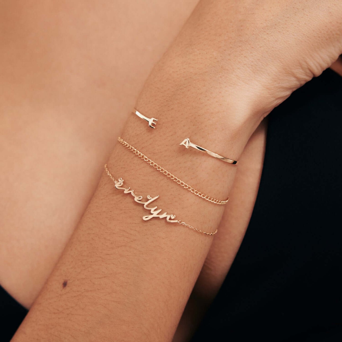 Bracelet avec nom en cursive et cœurs en or massif 14 carats