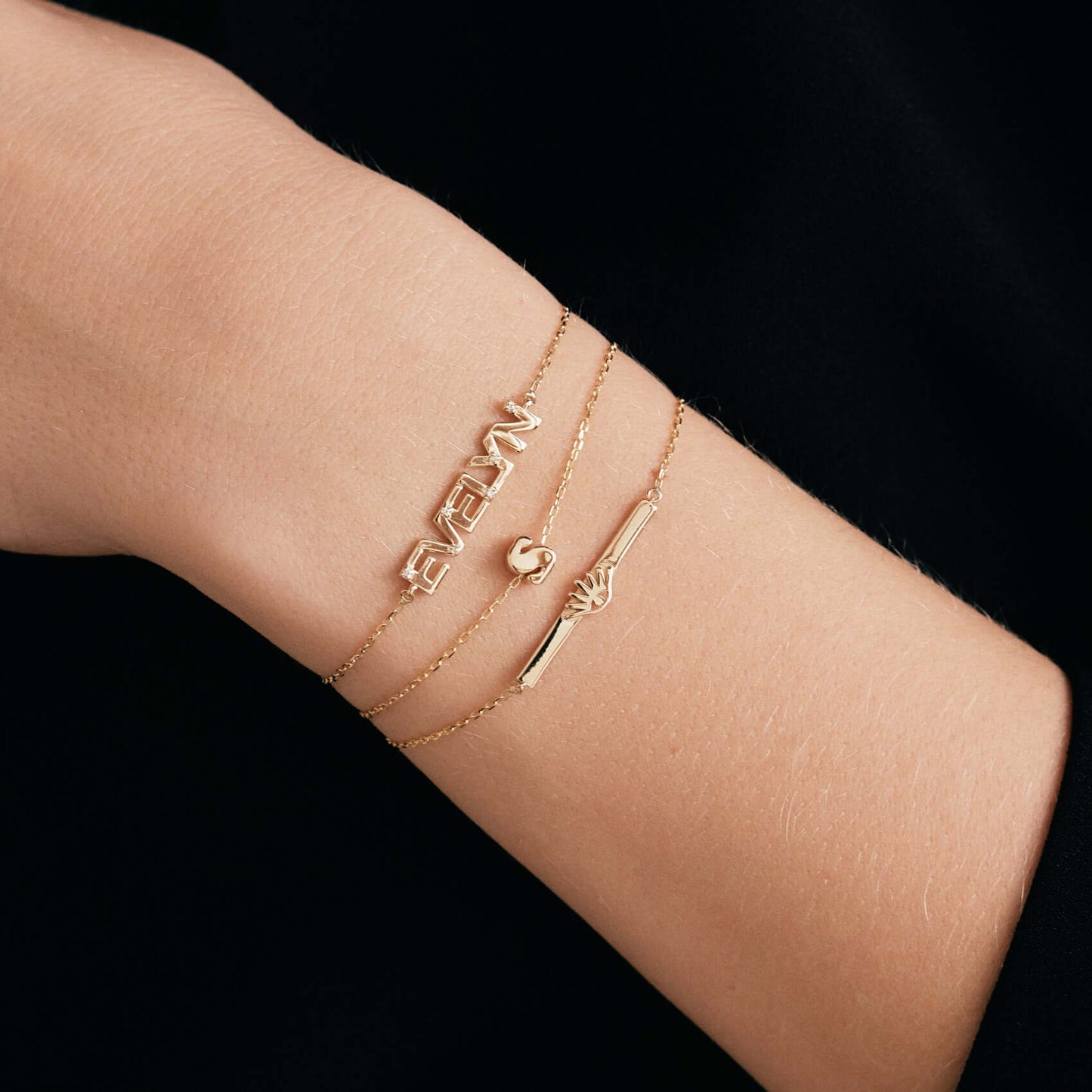 Bracelet minimaliste avec initiales minuscules en or massif 14 carats