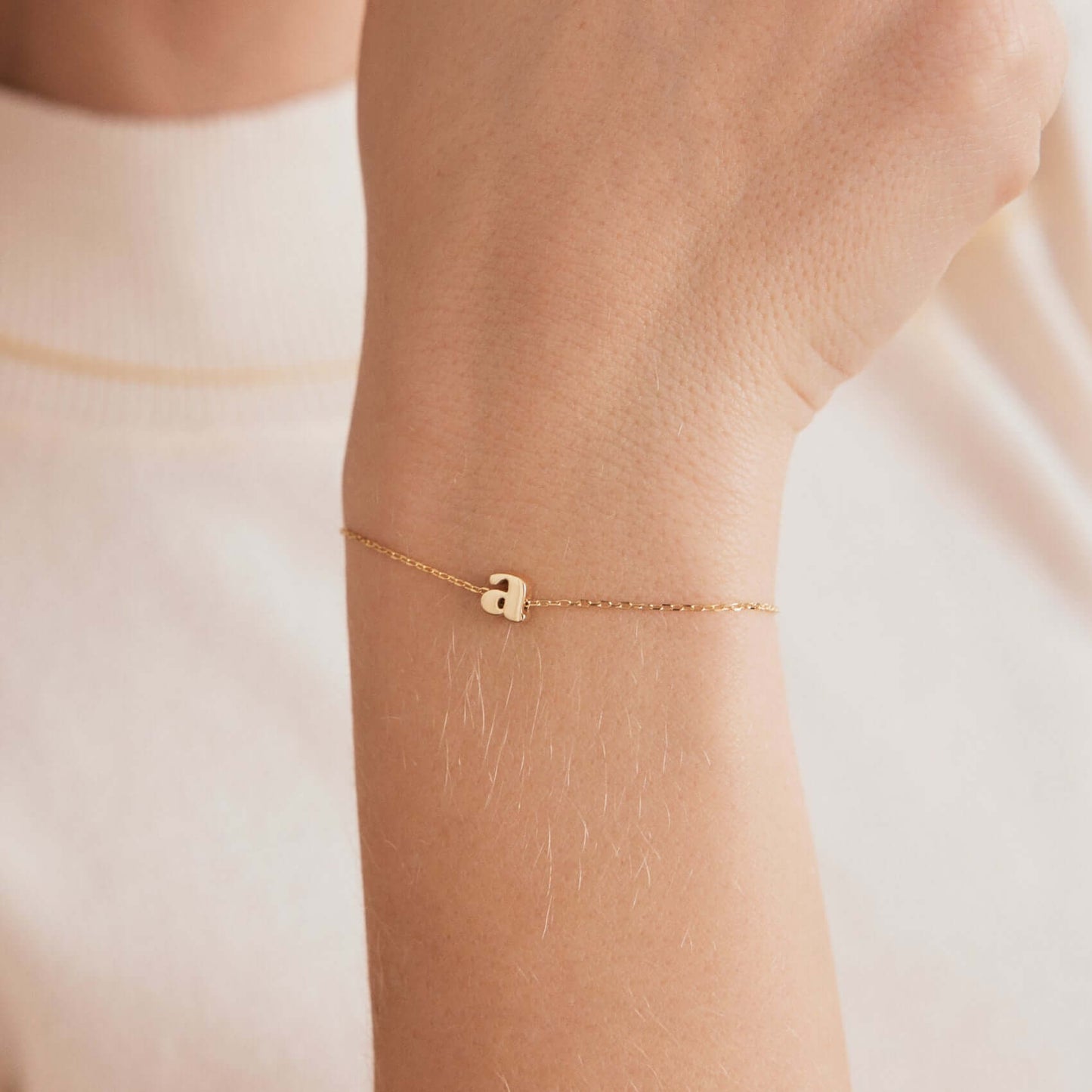 Bracelet minimaliste avec initiales minuscules en or massif 14 carats